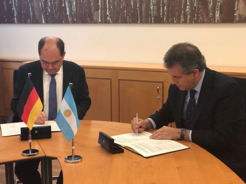 Etchevehere_Alemania Etchevehere firmó junto al ministro de Agricultura y Alimentación de Alemania, Christian Schmidt, la adhesión del Ministerio de Agroindustria a la