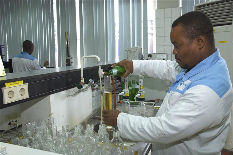 Nigerian Breweries laboratory Las multinacionales cerveceras, unidas por el biogás