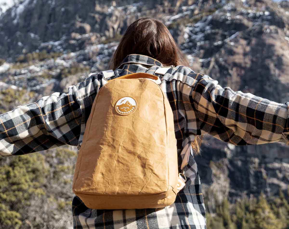 Una startup argentina creo mochilas sustentables y planta un árbol por
