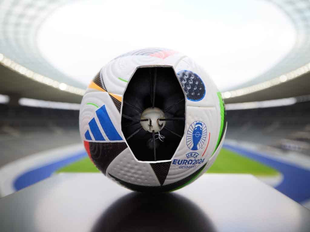 Conectividad y fibras biológicas el revolucionario balón de la UEFA EURO 2024 FUSSBALLLIEBE, el Balón Oficial de la UEFA EURO 2024, con su tecnología Connected Ball de Adidas, será utilizado en los 51 partidos del torneo, comenzando desde el primer partido el 14 de junio.