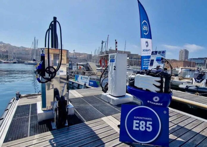 Navegando hacia un futuro sostenible el bioetanol se abre paso en la náutica deportiva_ Cuando la segunda metrópolis de Francia retome el tema instalando la primera estación de servicio portuaria del mundo para distribuir E85, además en el cuarto puerto deportivo más grande de Francia (3.200 anillas), podemos estar seguros de que otros puertos pronto tomarán la iniciativa. Inspirándose en este compromiso con el medio ambiente y el bolsillo de los navegantes. Es también una garantía de seriedad en cuanto al uso del superetanol en la navegación”, subraya Benoit de Cuverville, director de Ethabox. “Este lanzamiento está en línea con los compromisos de nuestra misión de empresa, es decir, proporcionar soluciones innovadoras de descarbonización para la navegación que combinen rendimiento, sostenibilidad y respeto por el medio ambiente. »