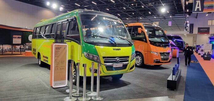 Electricidad y biocombustible Cómo es el nuevo micro-ómnibus presentado en Brasil que promete revolucionar el transporte sostenible