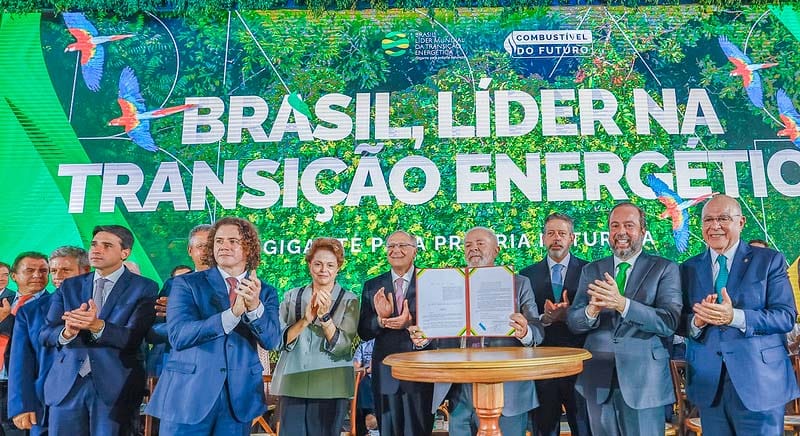 Lula dijo que “Brasil va a liderar la mayor revolución energética del planeta” tras promulgar un ambicioso marco regulatorio para biocombustibles Lula dijo que “Brasil va a liderar la mayor revolución energética del planeta” tras promulgar un ambicioso marco regulatorio para biocombustibles-lider