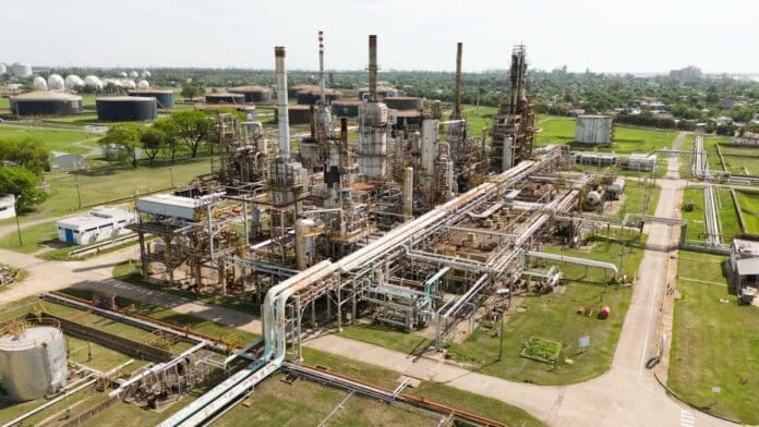 Santa Fe quiere volar alto un proyecto para transformar la Refinería San Lorenzo en una planta de biocombustibles para la aviación