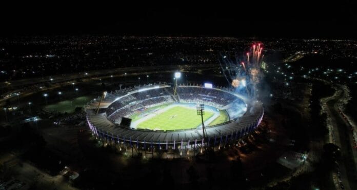 Hito en el fútbol argentino: el Mario Alberto Kempes iluminado con soja cordobesa