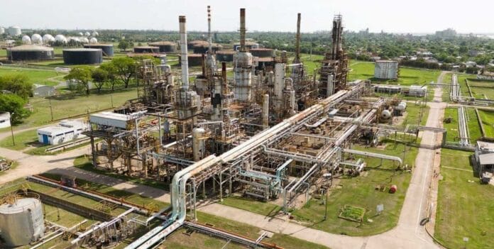 YPF evalúa convertir una refinería inactiva en una planta de biocombustibles