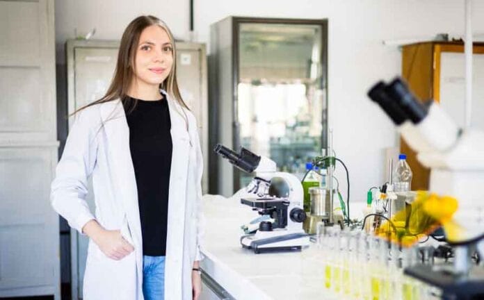 Agustina Jorquera en el laboratorio donde utiliza microalgas para degradar solventes naturales en un estudio de biotecnología ambiental