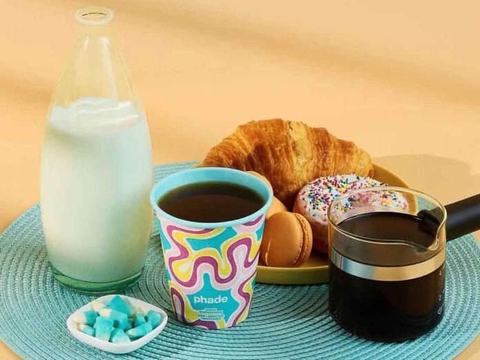 El vaso que se desintegra sin dejar huella Vasos biodegradables phade de papel con diseño marino en contexto de consumo