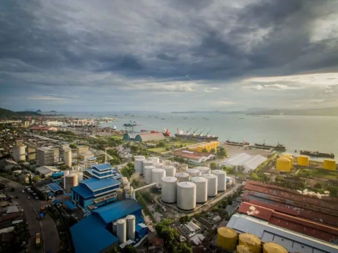 Una política, un subproducto y una transformación inesperada esto es la bioeconomía Imagen aérea del complejo de LDC en Lampung, Indonesia, que producirá glicerina refinada.