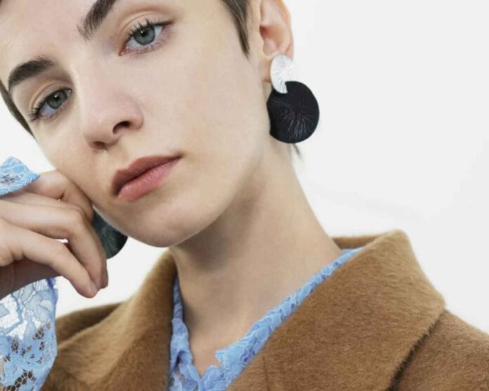 Joyas biobasadas hechas con bioplásticos y fibras vegetales, ejemplo de diseño sustentable