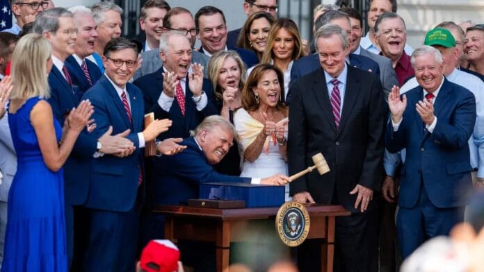 Donald Trump firmando la extensión del crédito 45Z para biocombustibles limpios