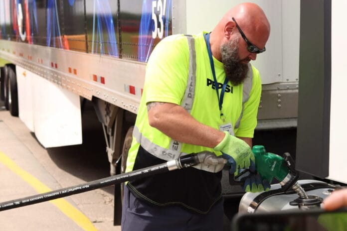 Camión de PepsiCo cargando biodiésel B99 en estación Pilot de Iowa