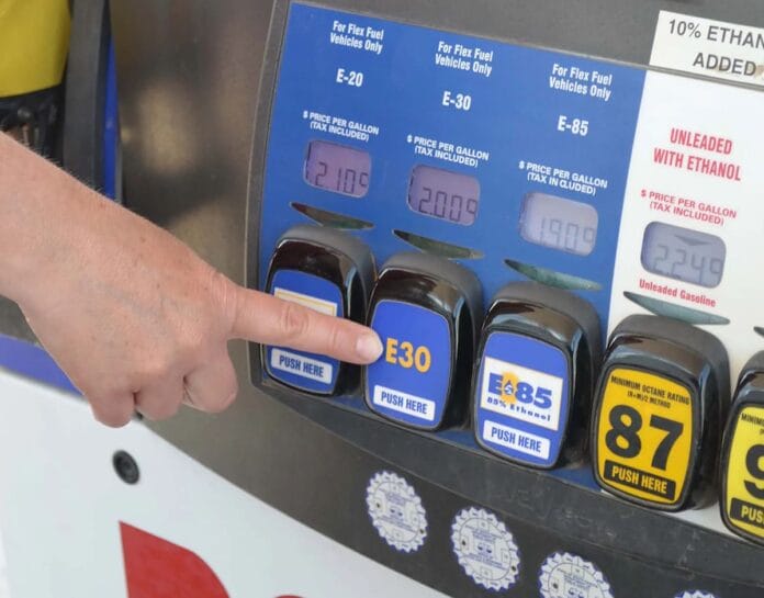 Surtidor de E30 en Nebraska, parte del ensayo que derriba mitos sobre su uso en motores convencionales