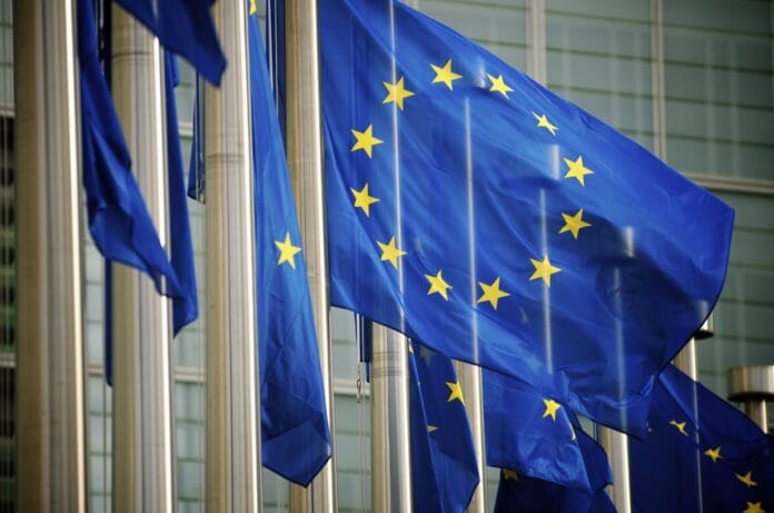 Bandera la Comunidad Europea en Bruselas, donde se discutirá este año la nueva estrategia de bioeconomía de la UE.