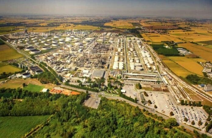 Otra refinería que renace convertida a bio: Eni redobla su apuesta por los biocombustibles Transformación de la refinería de Sannazzaro por Eni para producir biocombustibles con tecnología Ecofining™