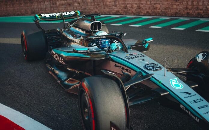Mercedes-AMG F1 utiliza fibra de carbono biobasada en Bakú El piloto George Russell del equipo Mercedes-AMG PETRONAS F1 conduciendo el monoplaza W16 en el circuito de Bakú. El coche muestra los escudos de los conductos de freno traseros fabricados con el nuevo material compuesto de fibra de carbono biobasada.