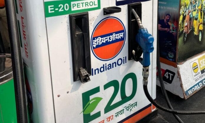 Automóvil cargando etanol E20 en estación de servicio en India
