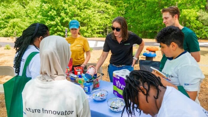 Estudiantes participan junto a Novonesis del (Bio)Manufacture Day, en una jornada que conecta educación, biotecnología y producción industrial sostenible.