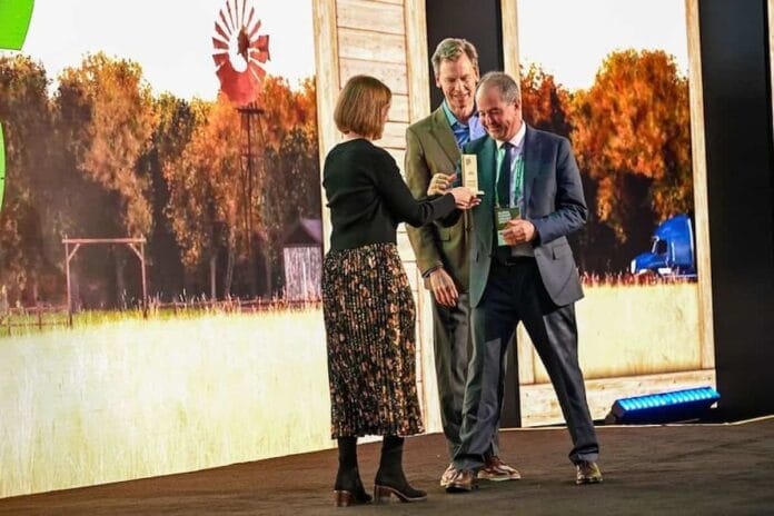 Walter Hernandez: el campeón de TC premiado en New York por liderar la 'Agricultura Positiva' Walter Hernández premiado por PepsiCo por su agricultura positiva