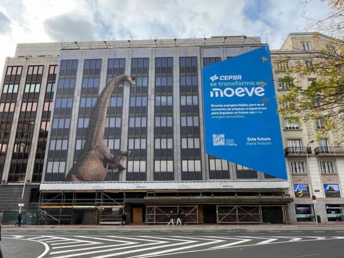 La petrolera que le refleja el cambio de época los dinosaurios se despiden, llegan las moléculas verdes Escena del video donde una niña abraza a un dinosaurio, símbolo de la despedida de la era fósil y el paso hacia las moléculas verdes.