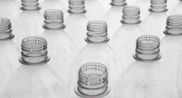 Botella elaborada con plástico vegetal PEF aprobado para reciclaje en Japón