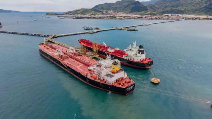 En la principal terminal portuaria de Brasil Petrobras carga bunker con 24% de contenido renovable Buque de Petrobras cargando bunker renovable
