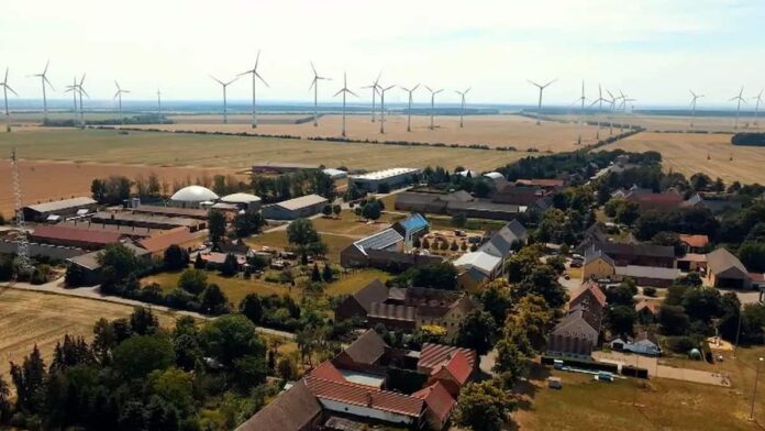 Soberanía energética rural mediante plantas de biogás y aerogeneradores en comunidades agrícolas.