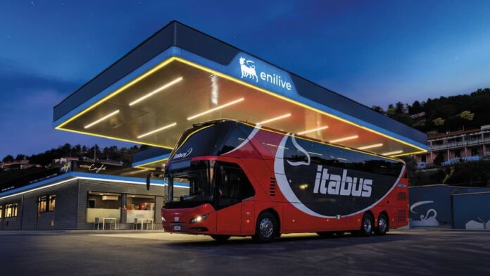 Colectivo Itabus repostando HVO biocombustible renovable en estación Enilive Italia