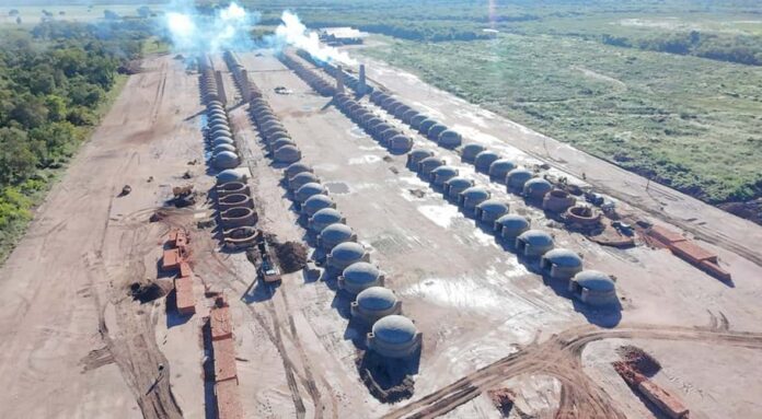Hornos tipo fornalha en el Parque Industrial Carbonero de Los Matacos, Formosa, producción de carbón vegetal industrial con madera de vinal