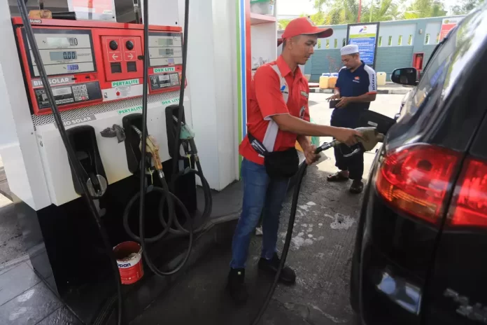 Automovil cargando bieodiesel en Indonesia