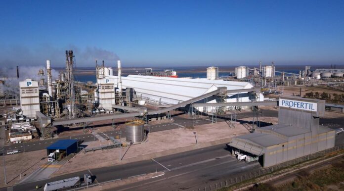 Planta de Profertil en Ingeniero White, productora de urea granulada Argentina