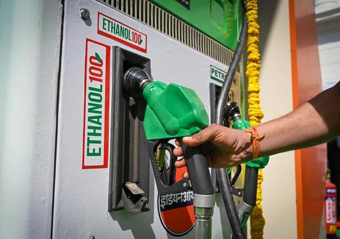 Surtidor de combustible con mezcla de bioetanol en India, política E30 seguridad energética