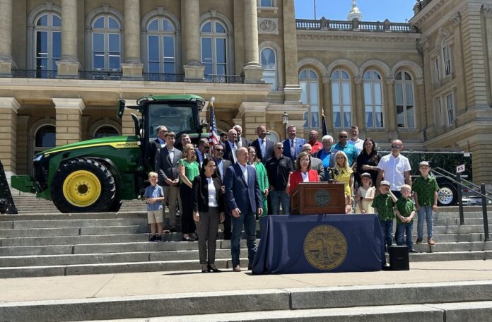 Tractor John Deere E98 prototipo funcionando con etanol para maquinaria agrícola en Iowa