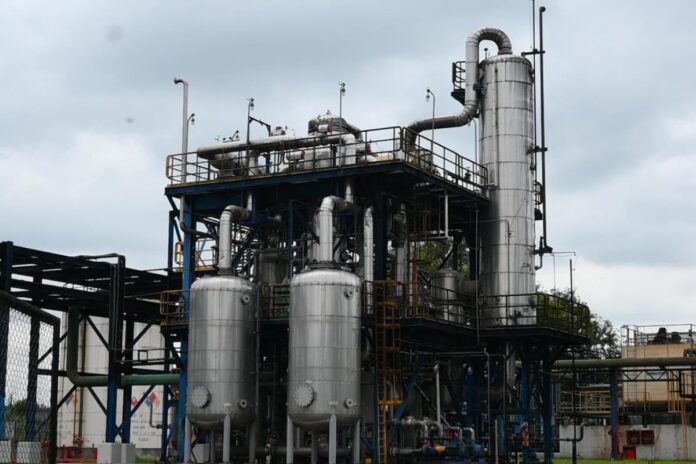 Destilería de bioetanol de caña en actividad durante la zafra sucroalcoholera 2026 en el Norte argentino.
