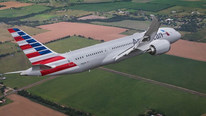 el particular acuerdo que sellaron Google y American Airlines Avión de American Airlines volando con combustible sostenible de aviación SAF