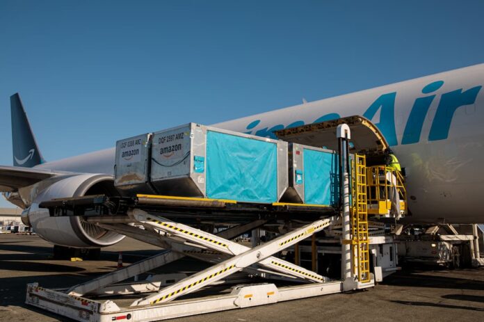 Amazon vuela hacia el futuro invierte en biotecnológica brasilera para acelerar la producción de SAF Amazon invierte en la brasileña GranBio para escalar la producción de SAF. Conocé el plan para convertir biomasa y plantas en desuso en combustible de avión.