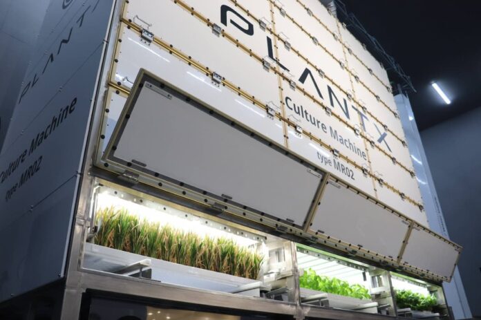 cómo funciona la granja vertical que acaba de inaugurarse en Tokio y el Ministro de Agricultura calificó como el futuro de la agricultura Módulos apilados de la granja vertical sellada de PLANTX en Tokio