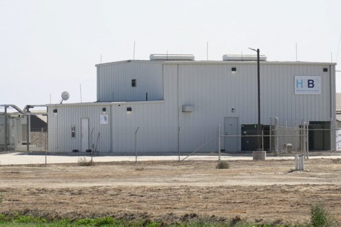 Planta de hidrógeno a partir de biogas de SoHyCal junto al tambo Bar 20 en Kerman, California