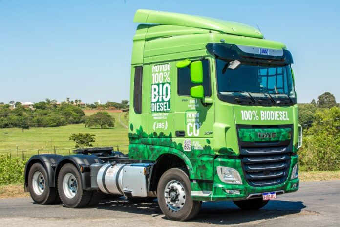 Derribando mitos: JBS recorrió medio millón de kilómetros con biodiésel puro y sin tocar el motor Alt text imagen: Camión de JBS abastecido con biodiésel B100 en el bioponto de Lins, Brasil