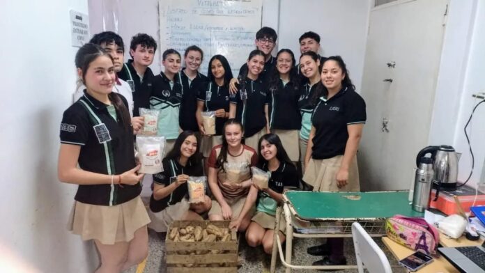 Jóvenes de Corrientes transforman batatas de descarte en harina funcional y bioplásticos con residuo cero Estudiantes de Bella Vista con muestras de harina de batata y bioplásticos elaborados a partir de descarte agrícola