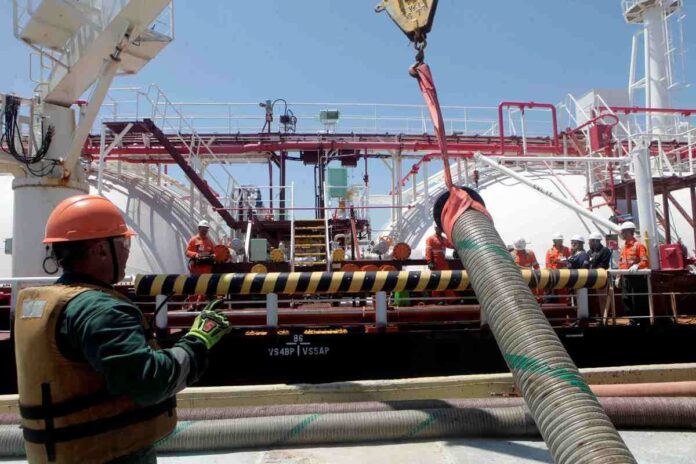 Brasil gobierno evalúa incorporar biocombustibles a la navegación comercial Buque de carga abasteciéndose con biodiésel marítimo en un puerto de Brasil