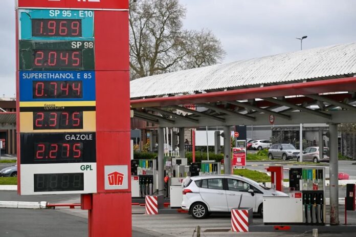 El bioetanol E85 conquista a los conductores franceses Surtidor de bioetanol E85 en una estación de servicio en Francia