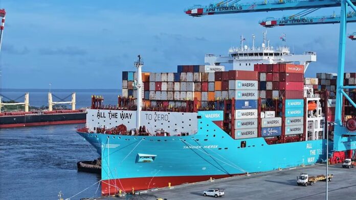 Maersk cargó bioetanol de maíz en un portacontenedores en Houston y abrió una nueva ruta para este biocombustible El portacontenedores Tangier Maersk durante la operación de carga de bioetanol en el Puerto de Houston