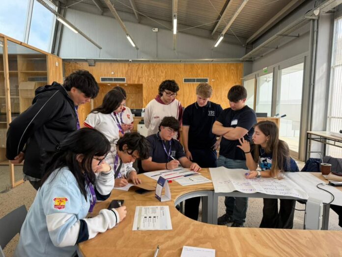 Por tercer año consecutivo, un desafío de CNH dio origen al proyecto ganador de una competencia entre estudiantes secundarios Estudiantes trabajando en el desafío de inteligencia artificial de CNH en el Tech Camp UCC 2026