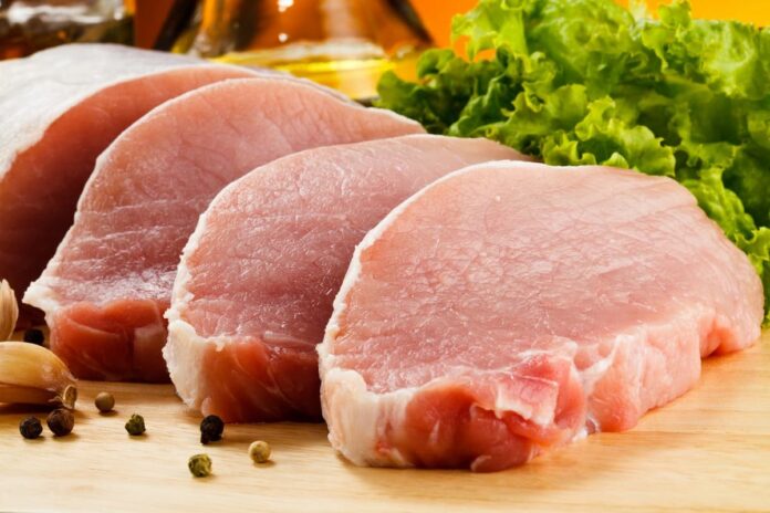 carne de cerdo Cortes de carne de cerdo magra listos para cocinar en una alimentación equilibrada