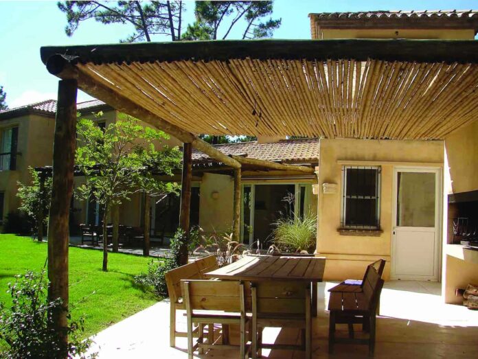 madera Deck de madera con pérgola en un espacio exterior residencial durante la primavera