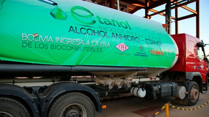 Bolivia elevará la mezcla de etanol en gasolina al 15% en noviembre y al 18% en abril de 2027 para ampliar la producción nacional.