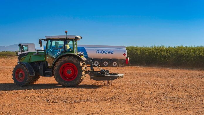 Tractor operando en finca de almendros con diésel renovable HVO en Extremadura